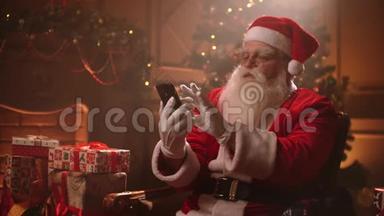 圣诞老人用智能手机在屏幕上写短信